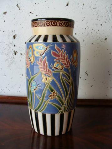 Vaas van aardewerk vlinders en koren aren  beschikbaar voor biedingen