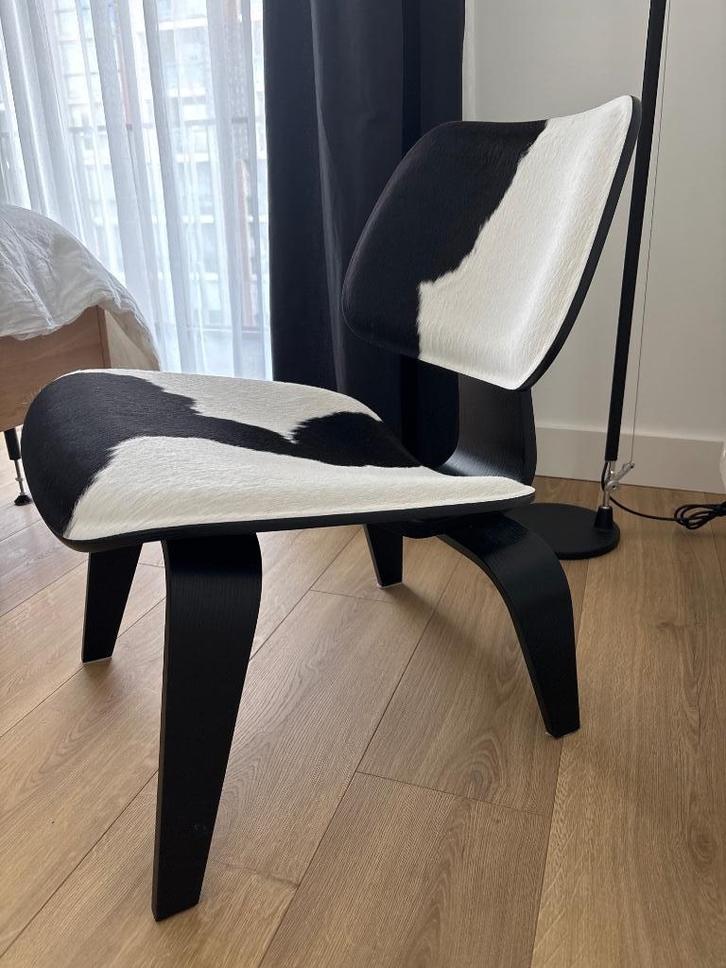 Vitra LCW Calf's Skin zwart/wit vacht, Huis en Inrichting, Stoelen, Nieuw, Eén, Hout, Leer, Zwart, Ophalen