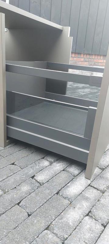 NIEUWE KAST MET RUIME LADE, EN GRIJS GETINT GLAS  beschikbaar voor biedingen