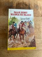 Daar komt Bianca te paard - Yvonne Brill, Boeken, Ophalen of Verzenden, Gelezen, Yvonne Brill, Fictie