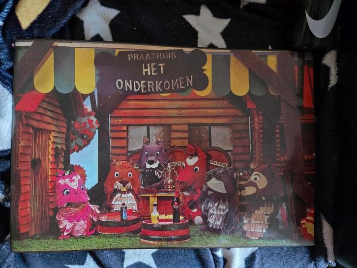 Geplastificeerde placemat van de fabeltjeskrant 44 bij 30 cm, Verzamelen, Film en Tv, Zo goed als nieuw, Overige typen, Ophalen of Verzenden