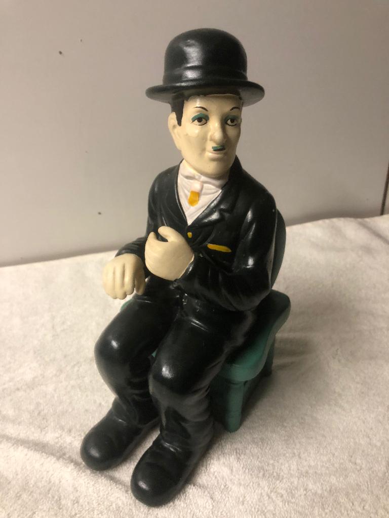 Vintage keramisch beeldje van Charlie Chaplin op een stoel., Verzamelen, Ophalen of Verzenden, Zo goed als nieuw, Mens