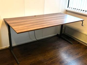 2x Verstelbaar Houten Bureau beschikbaar voor biedingen