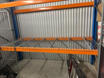 Palletstelling 300 x 270 x 110 cm met verzinkt gaasrooster beschikbaar voor biedingen
