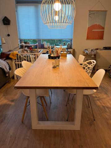 Eettafel met 6 verschillende witte stoelen  beschikbaar voor biedingen