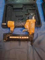 Compressor met tackers  en luchtslangen, Doe-het-zelf en Verbouw, Compressors, Minder dan 25 liter, Ophalen of Verzenden, Minder dan 200 liter/min