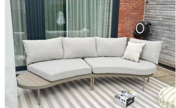 Beige tuinset beschikbaar voor biedingen
