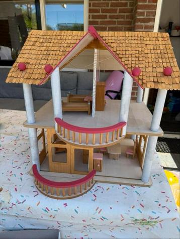 Gepimt poppenhuis beschikbaar voor biedingen