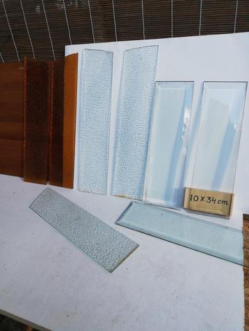 Restauratieglas uit kasten beschikbaar voor biedingen