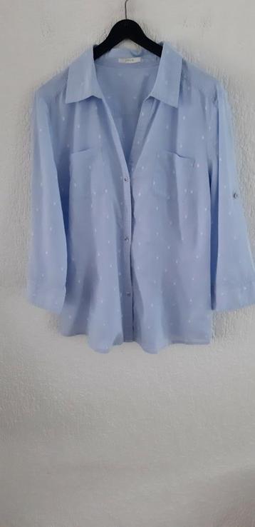 Licht blauwe blouse met kleine witte figuurtjes. Maat  40.