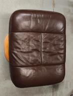 Bruin leren voetenbankje op houten steun, Ophalen, Gebruikt, Generic, Generic@email.com