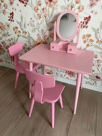 Houten kindertafel en twee houten schoolstoeltjes beschikbaar voor biedingen