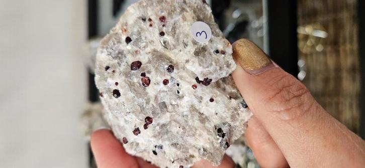 Pyroop granaat in Veldspaat , diverse, Verzamelen, Mineralen en Fossielen, Ophalen of Verzenden