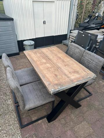 Compacte eettafel met eetstoelen beschikbaar voor biedingen
