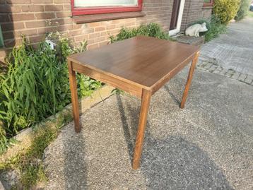 Hardhouten tafel uit Czech Slowakije  beschikbaar voor biedingen