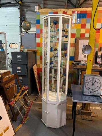 Vintage vitrinekast beschikbaar voor biedingen