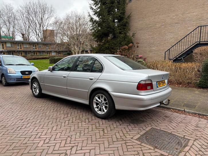 BMW 5-Serie 2.5 I 525 AUT 2001 Grijs, Auto's, BMW, Particulier, 5-Serie, ABS, Adaptieve lichten, Adaptive Cruise Control, Airbags