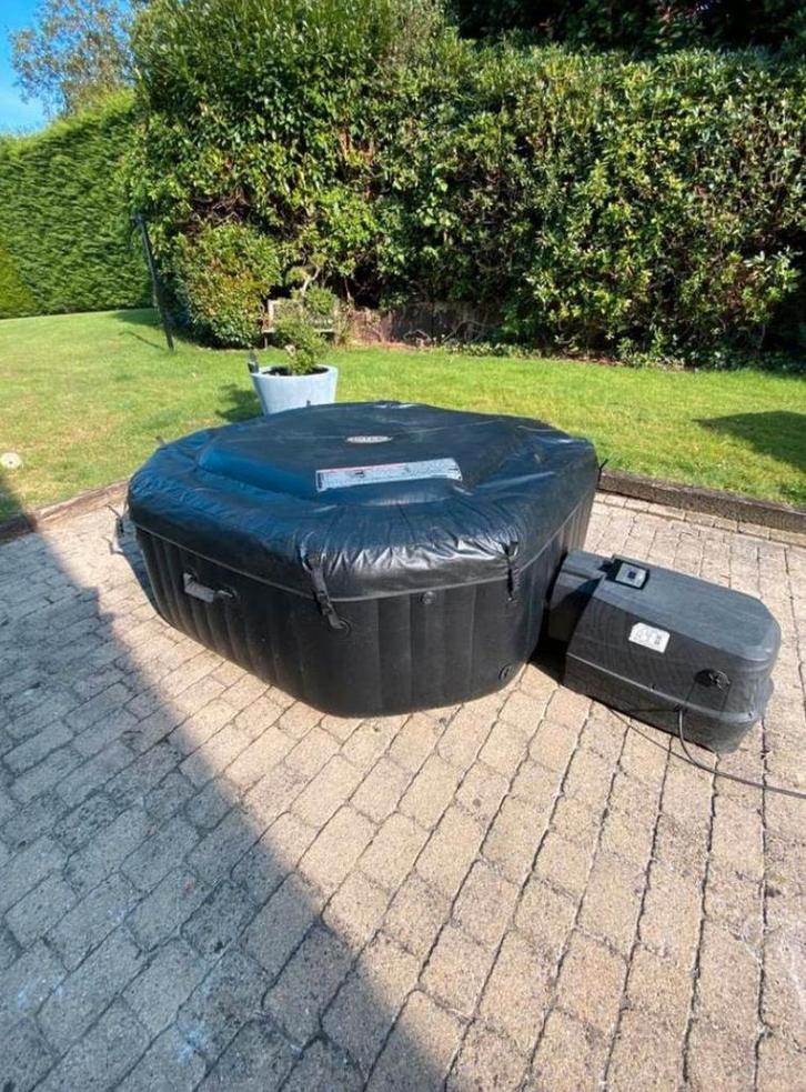Goed onderhouden Intex Jacuzzi Deluxe met Jets, Bubbels WiFi, Tuin en Terras, Bubbelbaden en Hottubs, Pomp, Ophalen of Verzenden