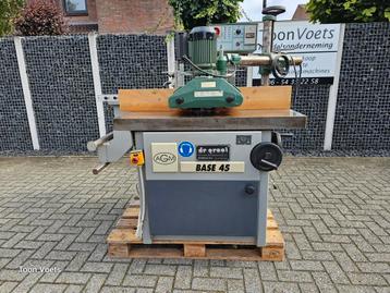 Freesmachine met aanvoerapparraat en Schuininstelbaar  beschikbaar voor biedingen