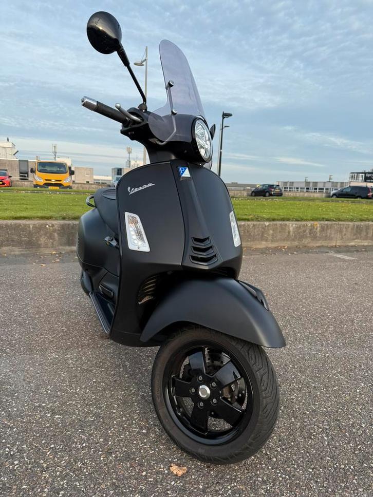 Vespa GTS 300 motorscooter Notte 300cc, Fietsen en Brommers, Scooters | Vespa, Zo goed als nieuw, Overige modellen, Benzine, Ophalen
