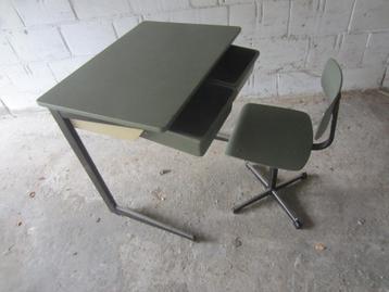 Nostalgisch vintage schoolbankje + stoel.
