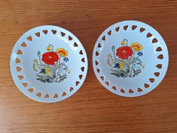2 schaaltjes met klaprozen en hartjes rand  beschikbaar voor biedingen
