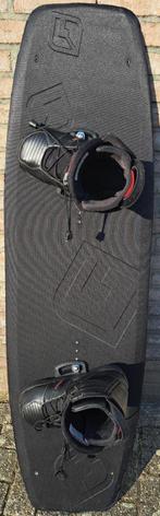 Mooie wakeboard 144cm CWB wrapped met bindingen O'Brien wrap, Watersport en Boten, Ophalen of Verzenden, Gebruikt, Board en Schoenen