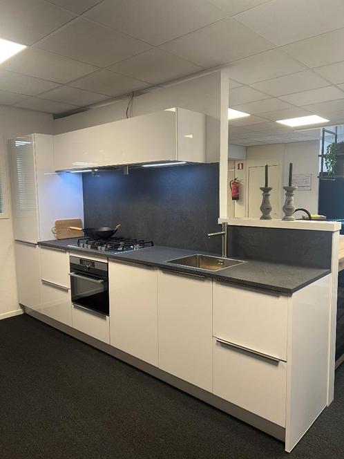 Showroomkeuken Schmidt - Strass Glanzend Everest (wit), Huis en Inrichting, Keuken | Complete keukens, Nieuw, Enkelwandige keuken