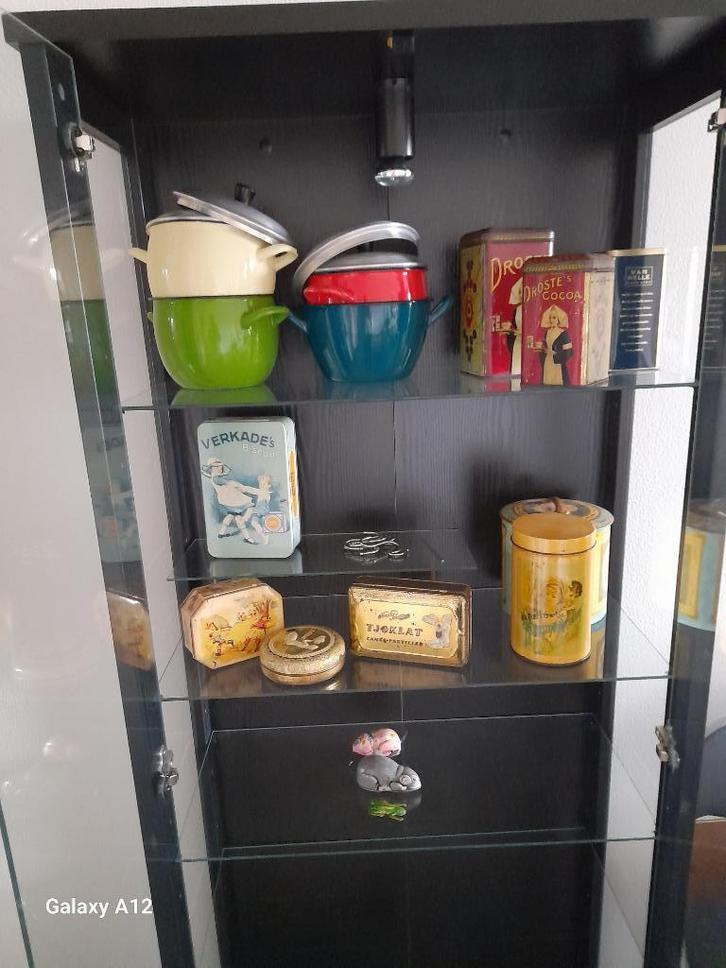 te koop leuke vitrinekast met inhoud, Huis en Inrichting, Kasten | Vitrinekasten, Zo goed als nieuw, 150 tot 200 cm, 50 tot 100 cm