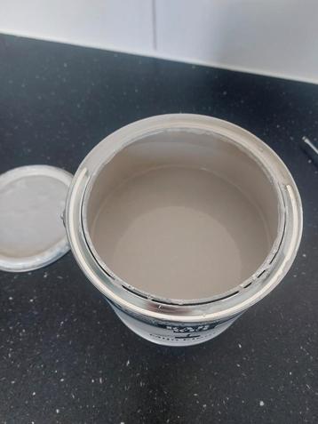 Muurverf karwei  taupe kleur beschikbaar voor biedingen