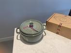 Staub la cocotte 24 cm Ice Eucalyptus nieuw!, Huis en Inrichting, Keramische plaat, Nieuw, Ophalen of Verzenden, Gietijzer