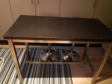 Een tafel met twee stoelen