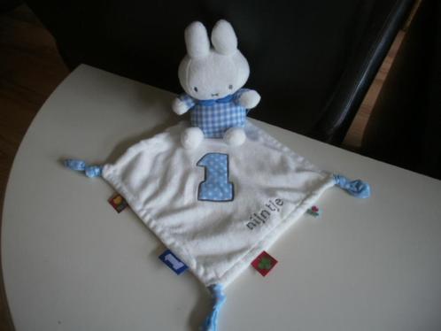 Nijntje met tril Maxi-Cosi klem rood/grijs/wit nr 1 op buik, Kinderen en Baby's, Speelgoed | Knuffels en Pluche, Zo goed als nieuw