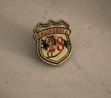 California 28  Speld / Pin  beschikbaar voor biedingen
