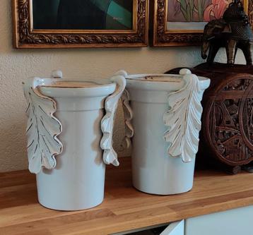 Grote brocante bloempot met opgelegde bladeren beschikbaar voor biedingen