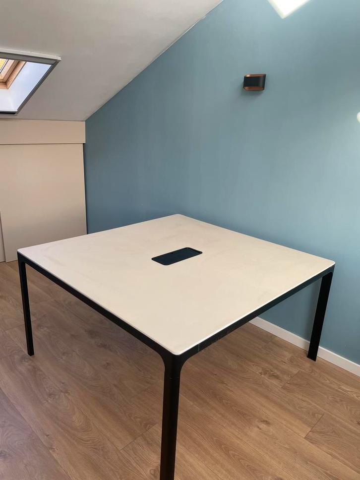 BEKANT IKEA Vierkant bureau 140x140cm - Zandkleur, Huis en Inrichting, Bureaus, Gebruikt, Bureau, Ophalen
