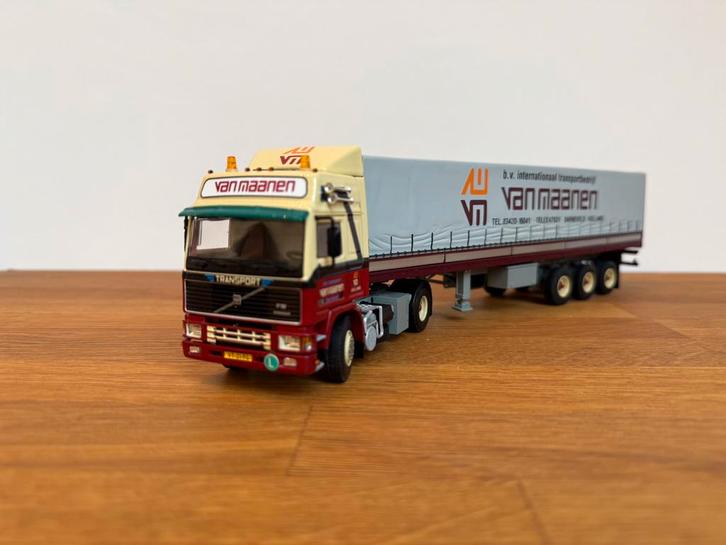 WSI Volvo F12 Globetrotter 3-as zeiloplegger Van Maanen 1:50, Hobby en Vrije tijd, Modelauto's | 1:50, Zo goed als nieuw, Bus of Vrachtwagen