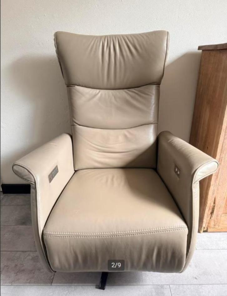 Prominent-Wilson.Luxe elektrisch verstelbare sta-op fauteuil, Huis en Inrichting, Fauteuils, Zo goed als nieuw, Leer, Minder dan 50 cm