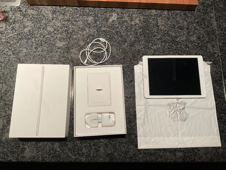 Apple ipad 5th generation 2018 A1822, Computers en Software, Apple iPads, Zo goed als nieuw, Apple iPad, Wi-Fi, 10 inch, 32 GB