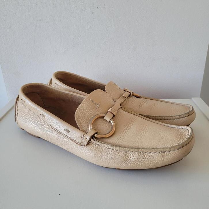 Prada leren loafers 37.5 beige latte kleur gouden details, Kleding | Dames, Schoenen, Zo goed als nieuw, Instappers, Beige, Ophalen of Verzenden
