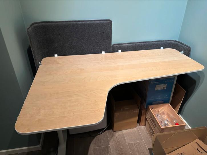 IKEA Bekant Zit-Sta Bureau met 2x Akoestisch Scherm, Huis en Inrichting, Bureaus, Zo goed als nieuw, Bureau, In hoogte verstelbaar