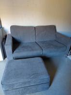 Grijze 2-zitsbank + hocker met opbergruimte, Huis en Inrichting, Banken | Bankstellen, Ophalen, Gebruikt, Tweepersoons, 75 tot 100 cm