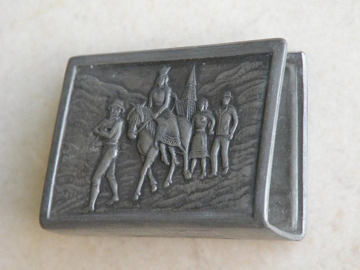 Luciferdooshouder, tin. "Tidemand Bride/Hardanger Fiddler"., Antiek en Kunst, Curiosa en Brocante, Ophalen of Verzenden