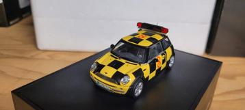 Minichamps Mini Cooper Follow-Me beschikbaar voor biedingen