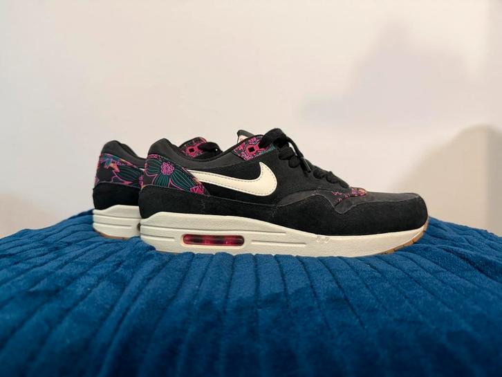 Nike Air Max 1 Aloha Floral Black maat 41/26.5cm, Kleding | Dames, Schoenen, Zo goed als nieuw, Sneakers of Gympen, Zwart, Ophalen of Verzenden