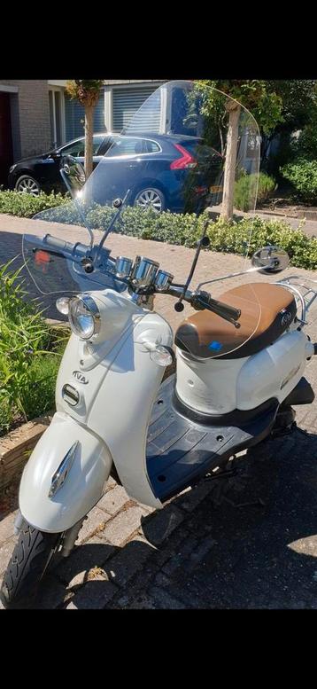 Iva Venti Retro Scooter wit/bruin beschikbaar voor biedingen