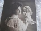 Antieke Kaart uit 1908 - Dame in Witte Jurk met Pop, Verzenden, Voor 1920, Gelopen, Overige thema's