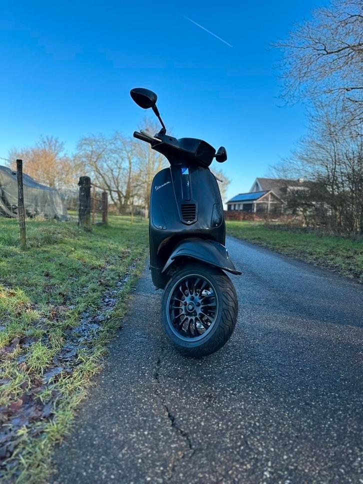 Vespa s50 4t 4v, Fietsen en Brommers, Scooters | Piaggio, Zo goed als nieuw, Overige modellen, Maximaal 45 km/u, Benzine, Ophalen