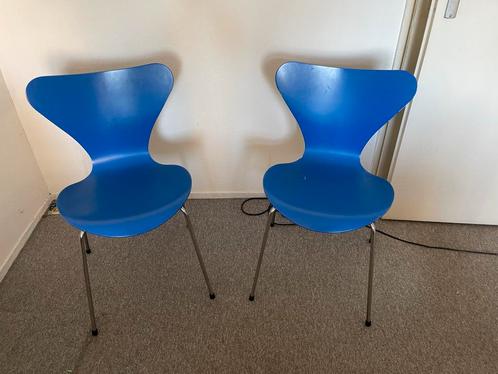 Arne Jacobsen “Fritz Hansen" vlinderstoel model 760, Huis en Inrichting, Stoelen, Gebruikt, Twee, Kunststof, Blauw, Ophalen of Verzenden
