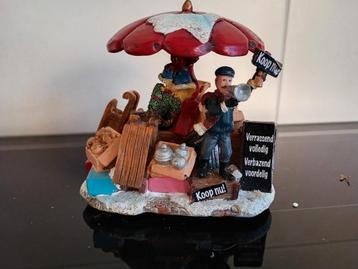 Marktkoopman met verlichting voor kerst of winterdorp  beschikbaar voor biedingen